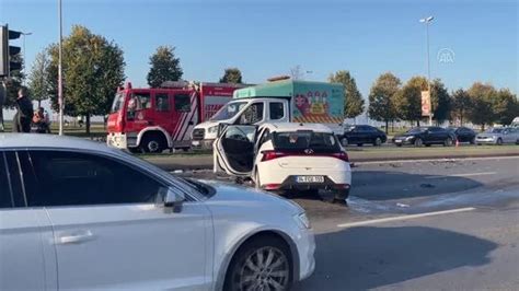 Pendik’te 2 otomobilin çarpıştığı kazada 3 kişi yaralandı